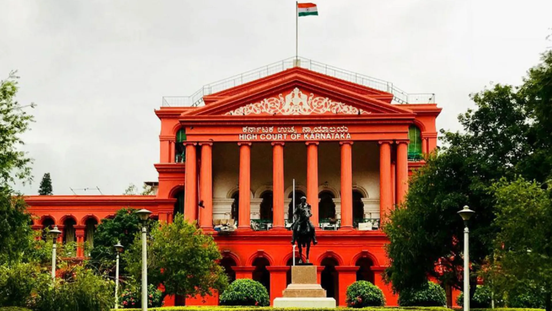 Man slits his throat in front of Chief Justice in Karnataka High Court