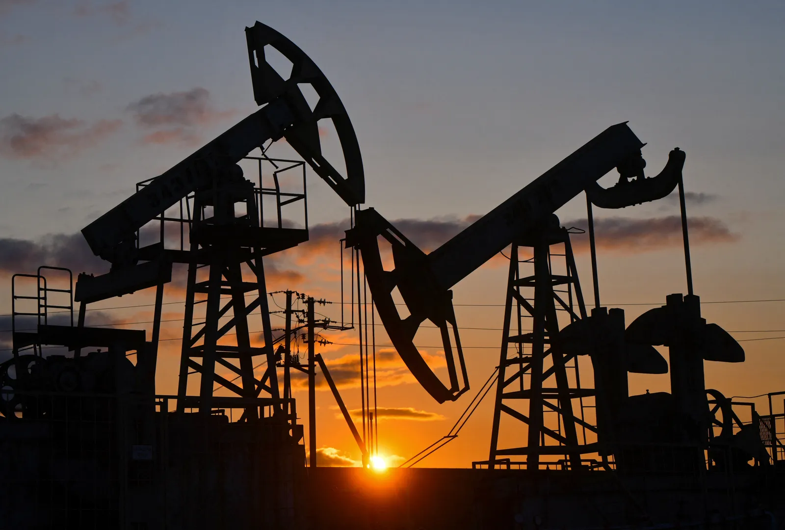 Oil prices volatile amid mixed crude inventory data