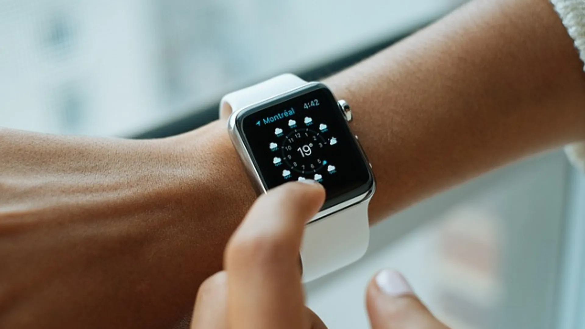 Apple watch alerts 911, saves New York cyclist after accident