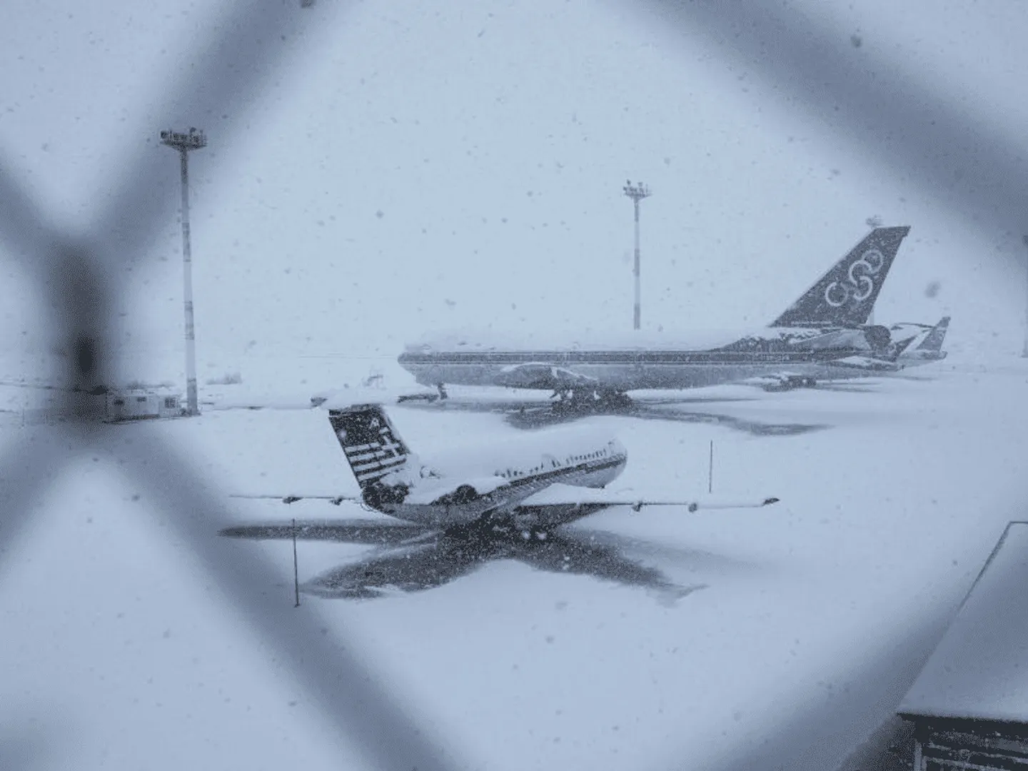 US: 2,400 flights cancelled and ,5800 delayed after massive storm hits Midwest, South