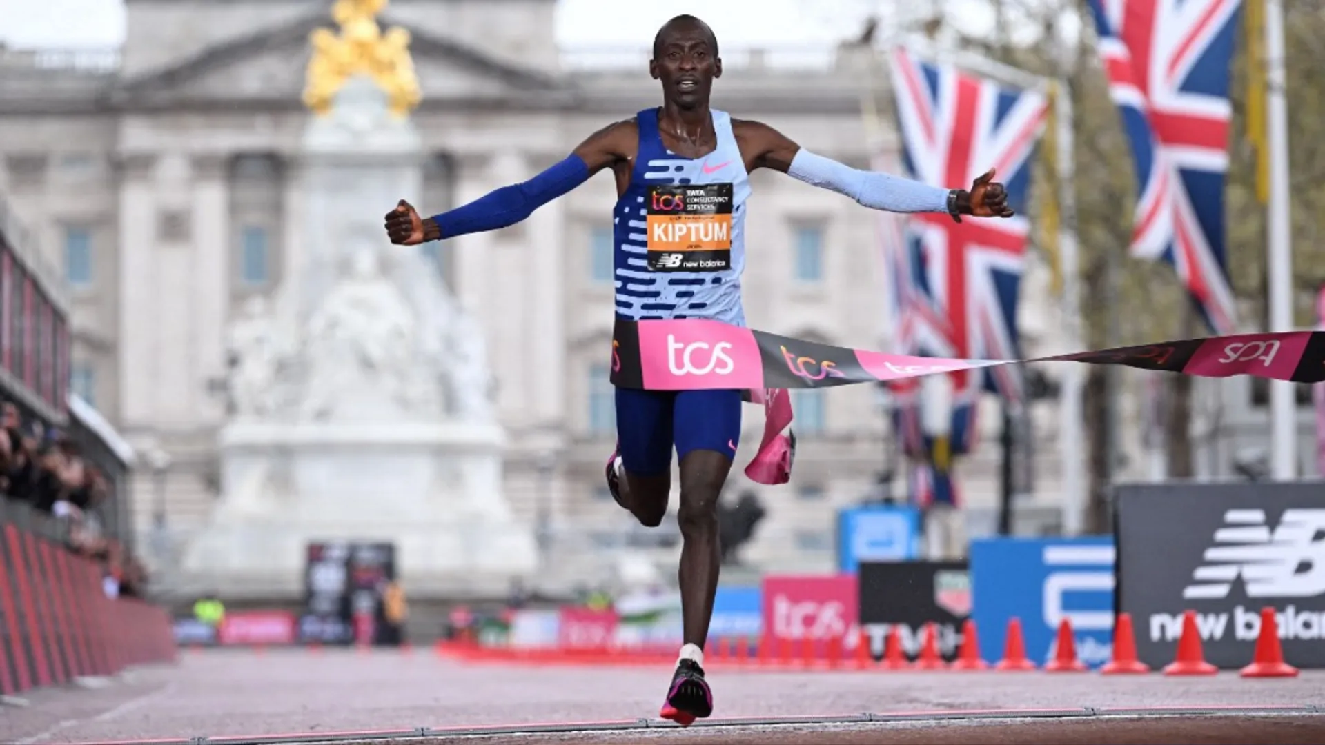 Marathon world-record holder Kelvin Kiptum dies in car crash in Kenya