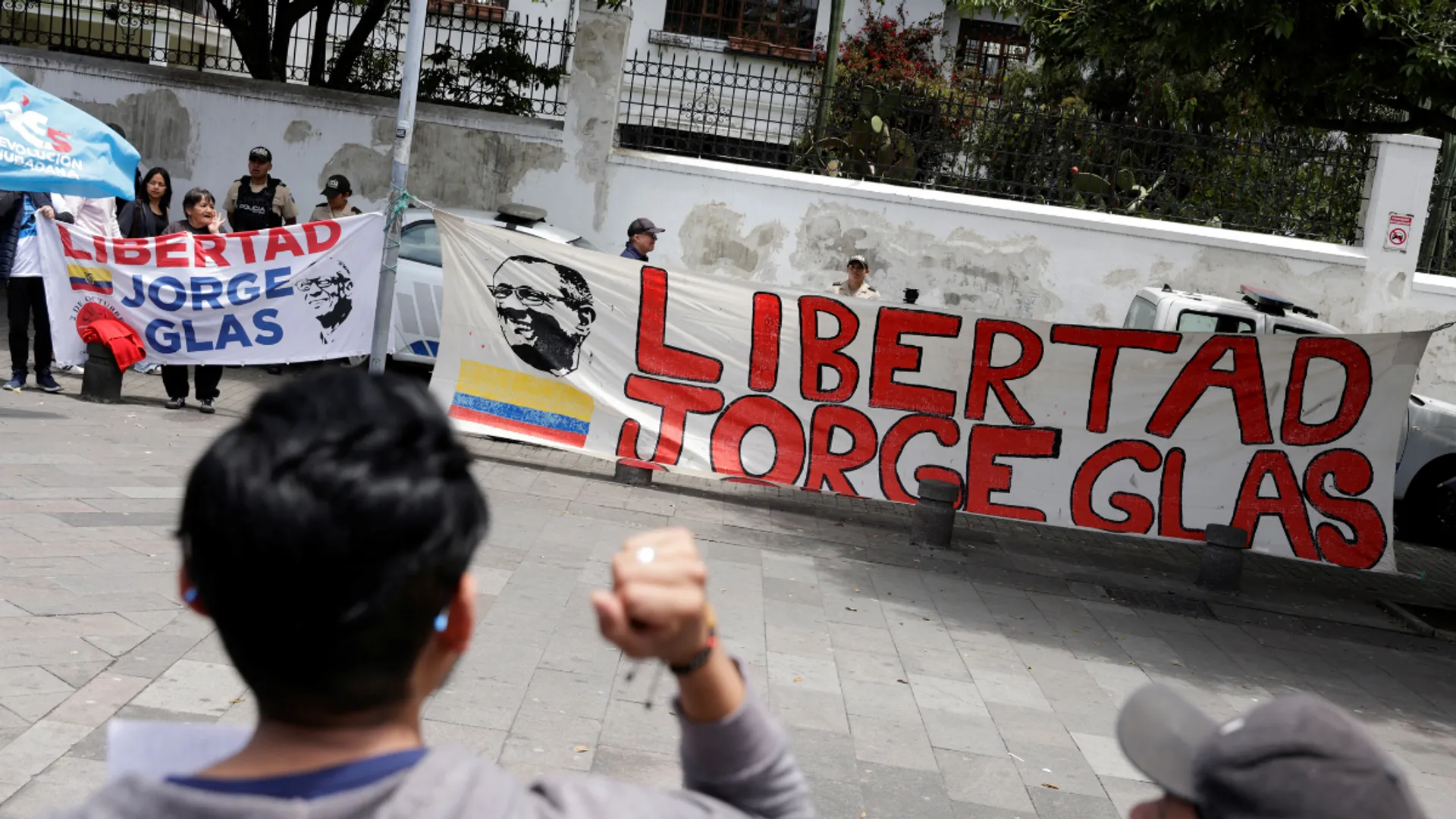 Mexico's diplomatic staff leave Ecuador as Latin American nations, UN chief condemn embassy raid