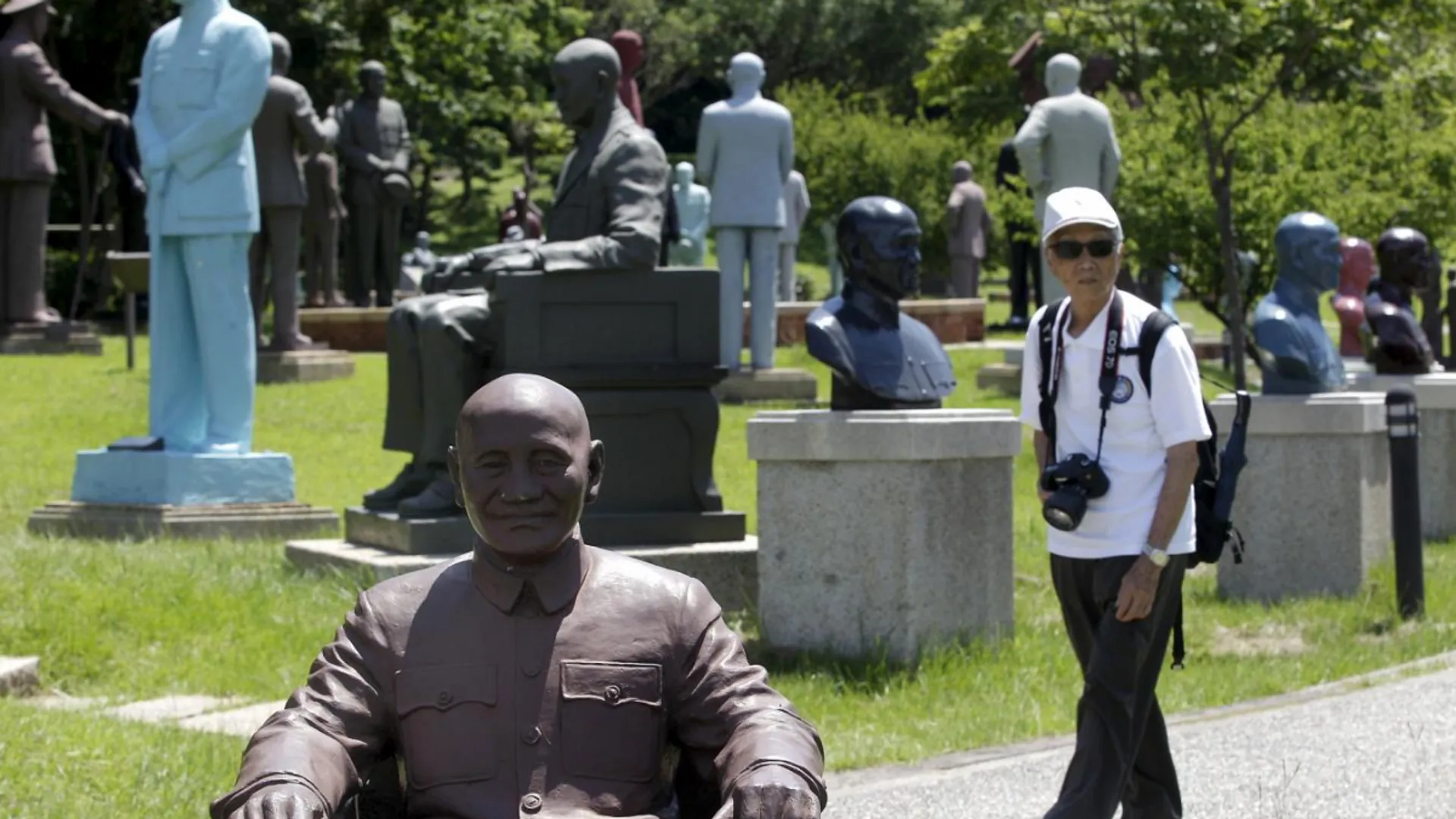 Taiwan to remove all statues of Chinese dictator Chiang Kai-Shek who stood for 'One China' policy