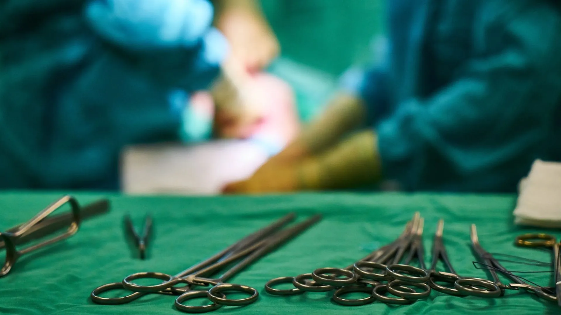 Doctors perform C-section using mobile flashlight at Mumbai hospital; mother and newborn both die
