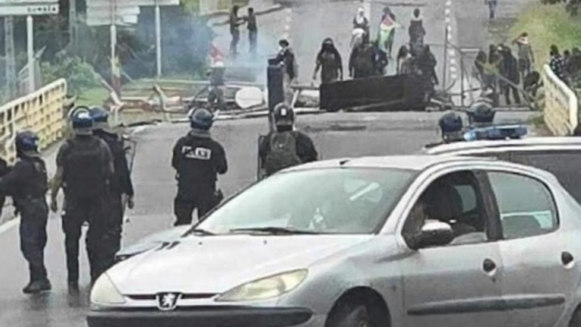 Protestors block New Caledonia roads as French police pour in