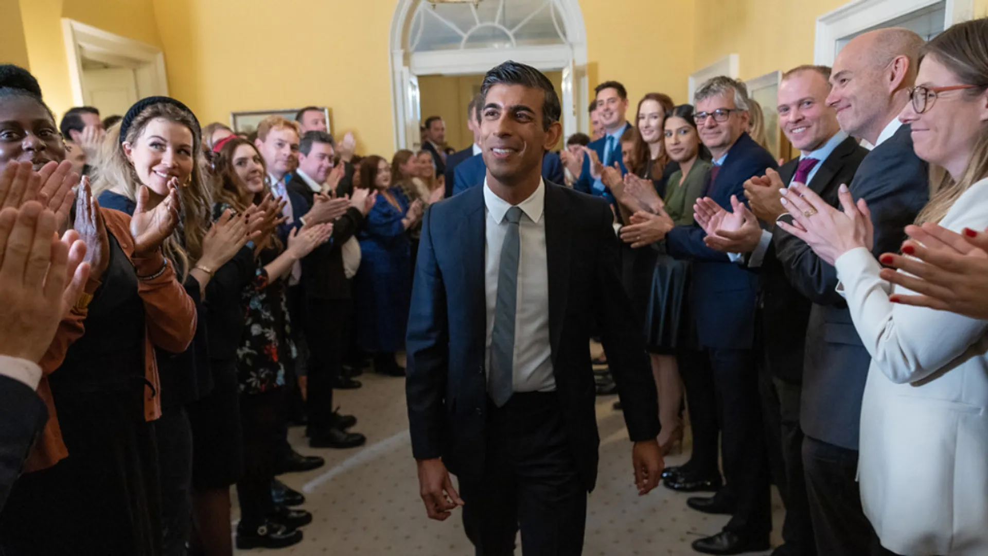 Watch: YouTuber’s 'L' prank during Rishi Sunak's farewell steals the show