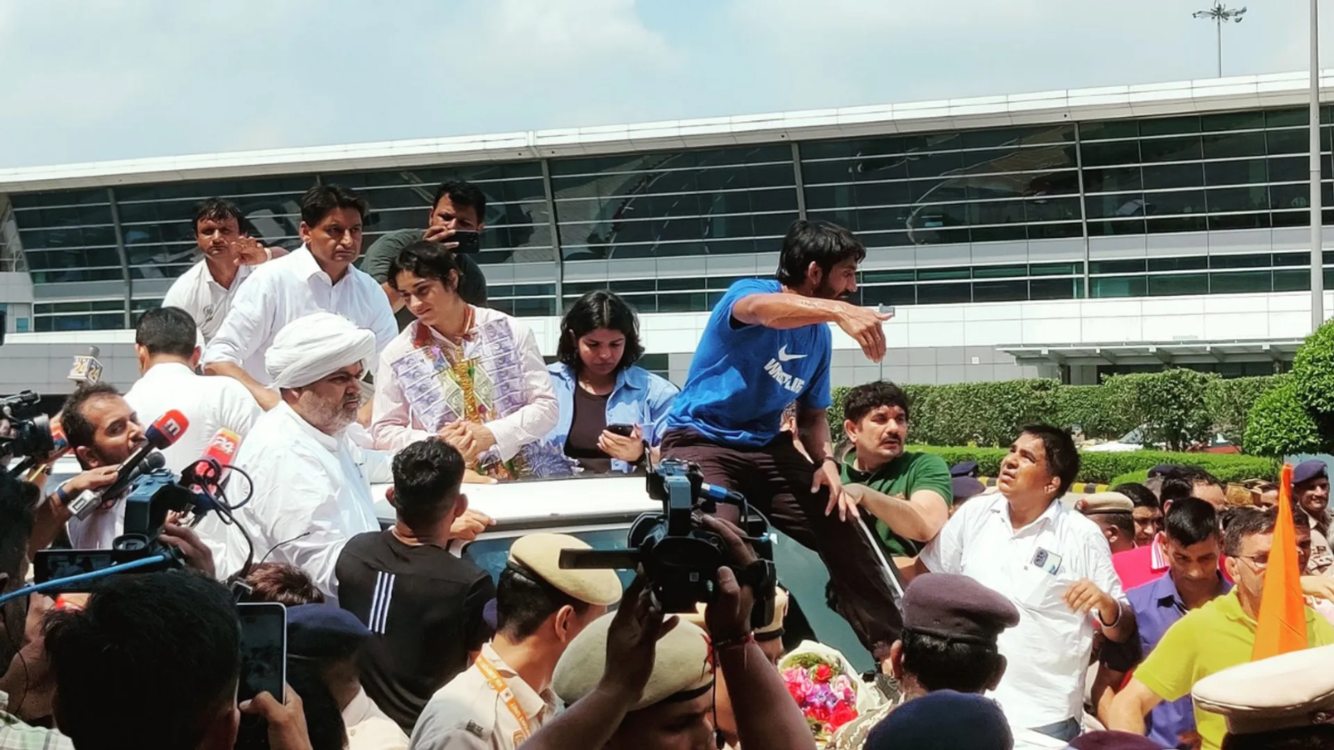 WATCH – Vinesh Phogat breaks down upon returning home from Paris Olympics, receives grand welcome
