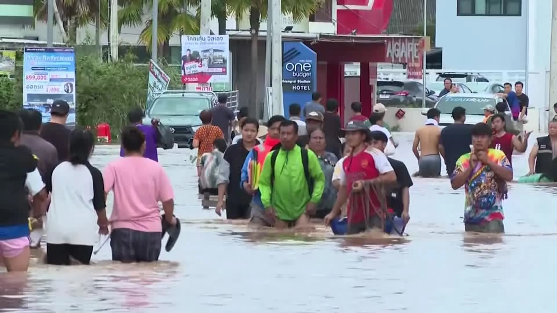 Northern Thailand hit by severe floods: Military special forces rescue trapped residents