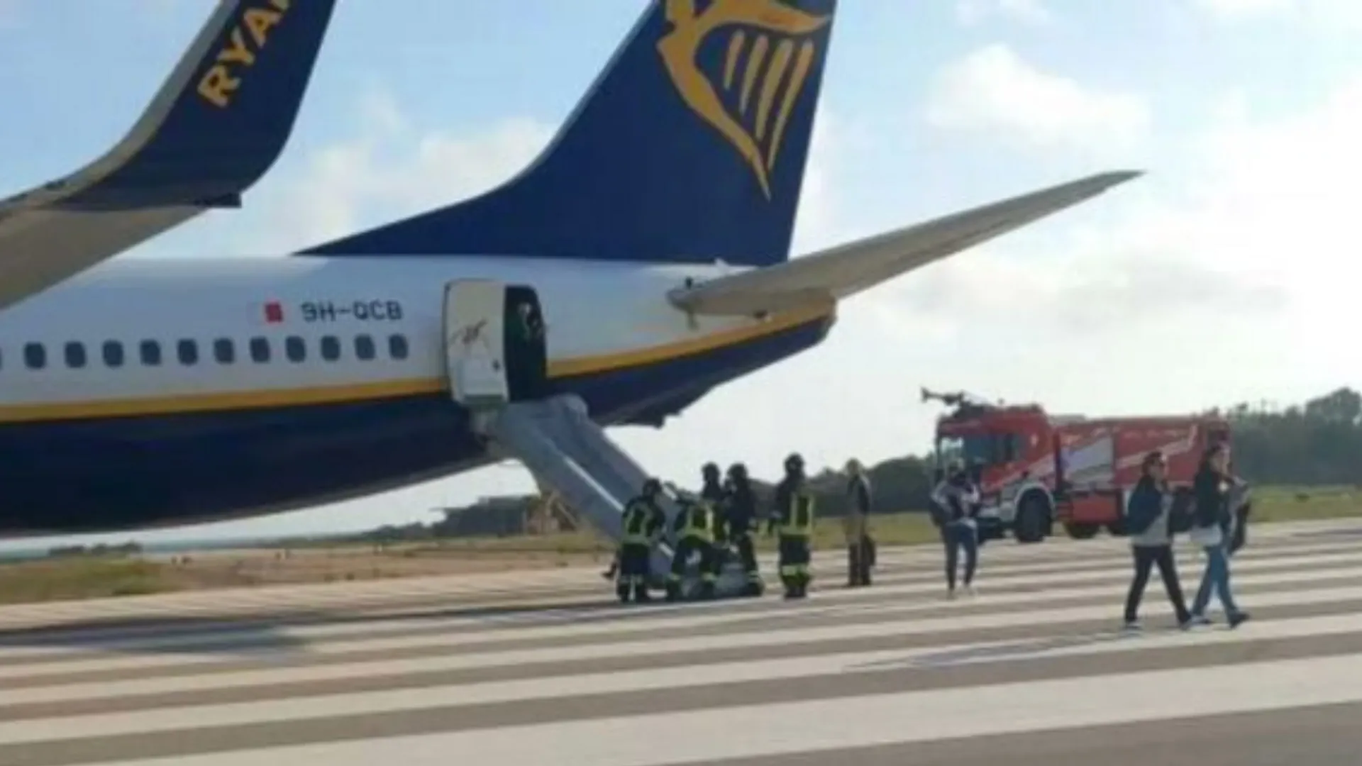 Ryanair plane catches fire after wingÂ 'blast', 200 passengers aboard evacuated