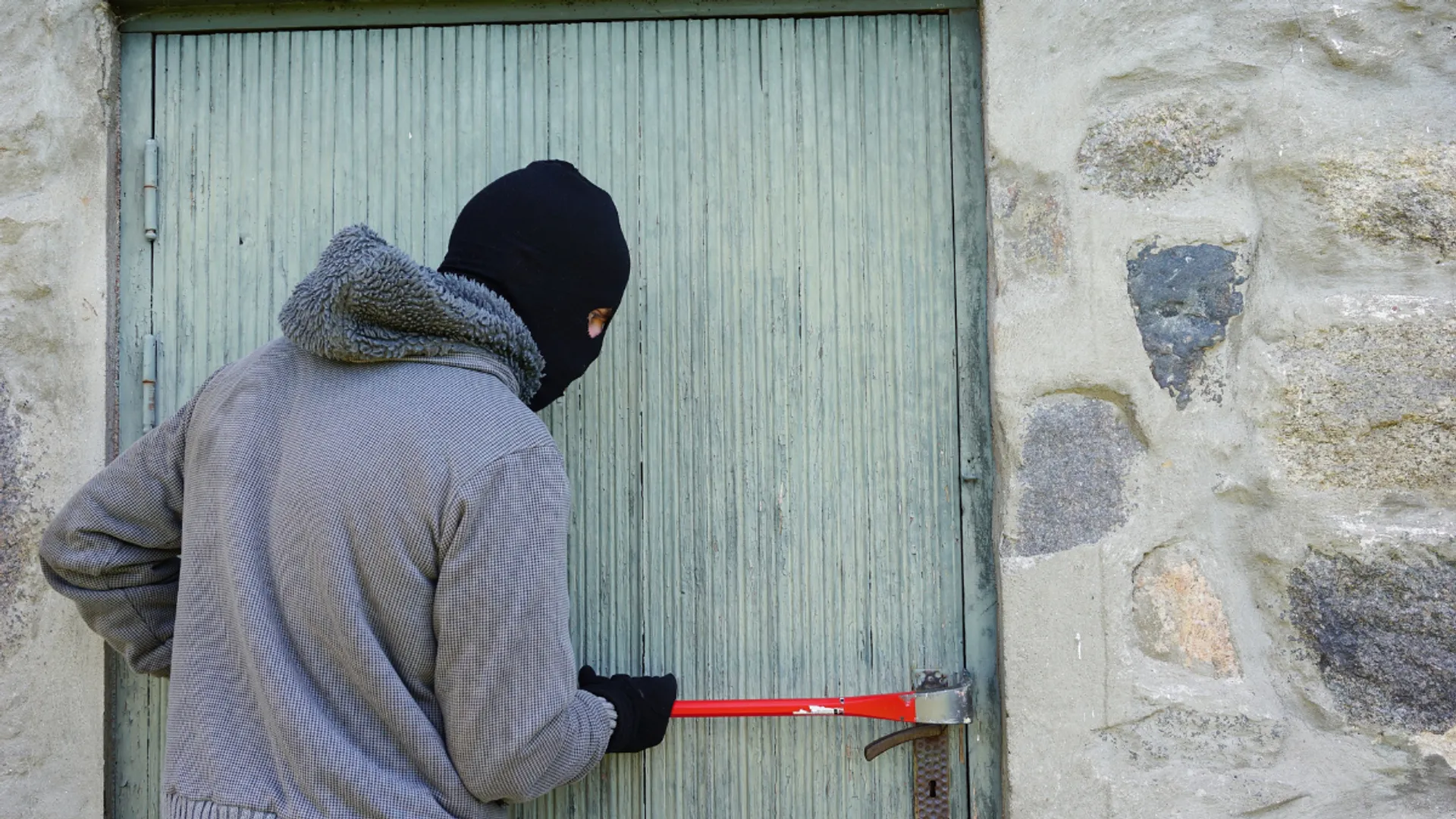 Thief breaks in, does multiple chores, has some wine and leaves a creepy note