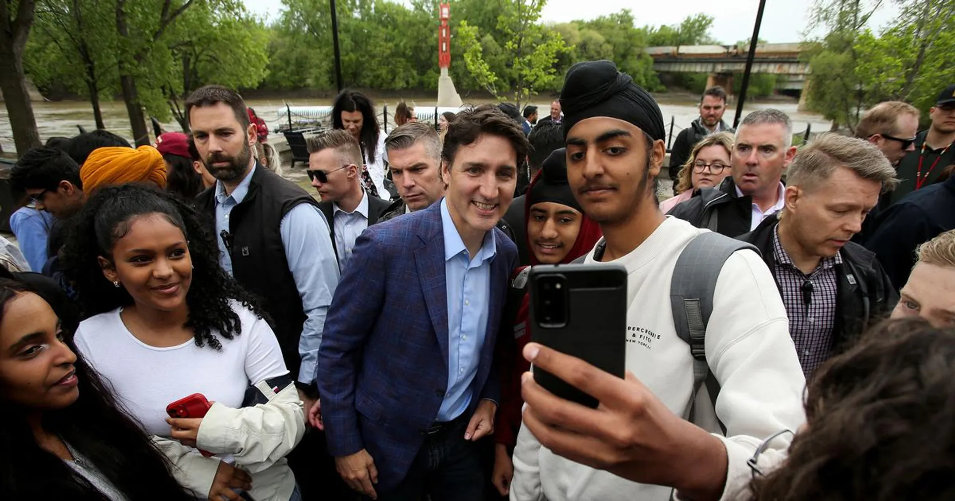 Video: Thousands of Indian students line up for waiter jobs amid unemployment crisis in âTrudeauâs Canadaâ