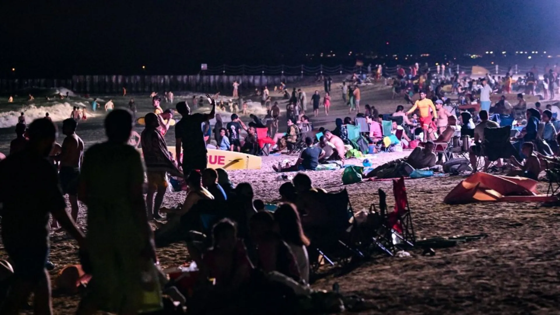 Dubaiâs floodlit night beaches get popular amid rising heat