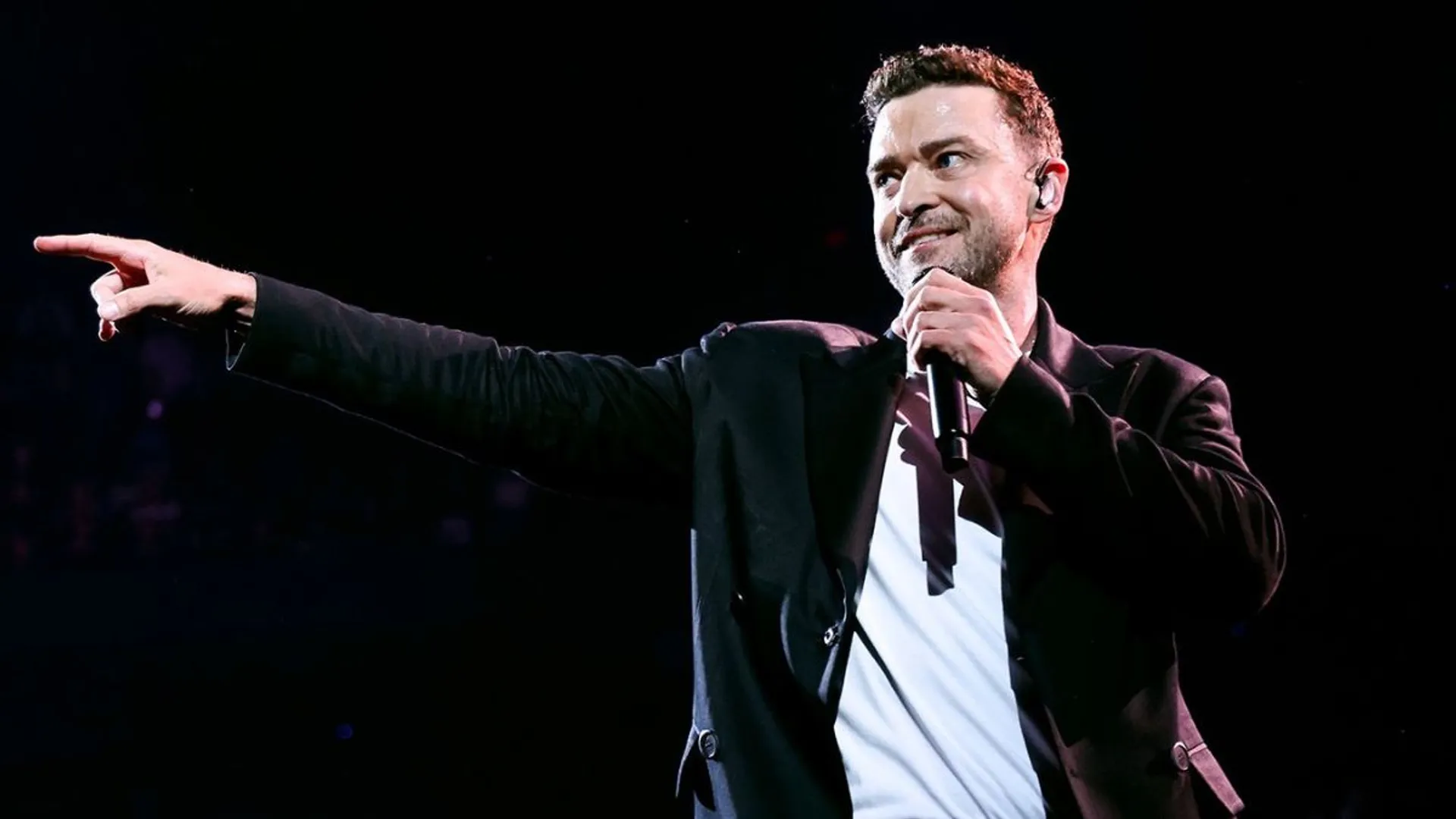 Justin Timberlake stops NYC show to help a fan propose to his girlfriend