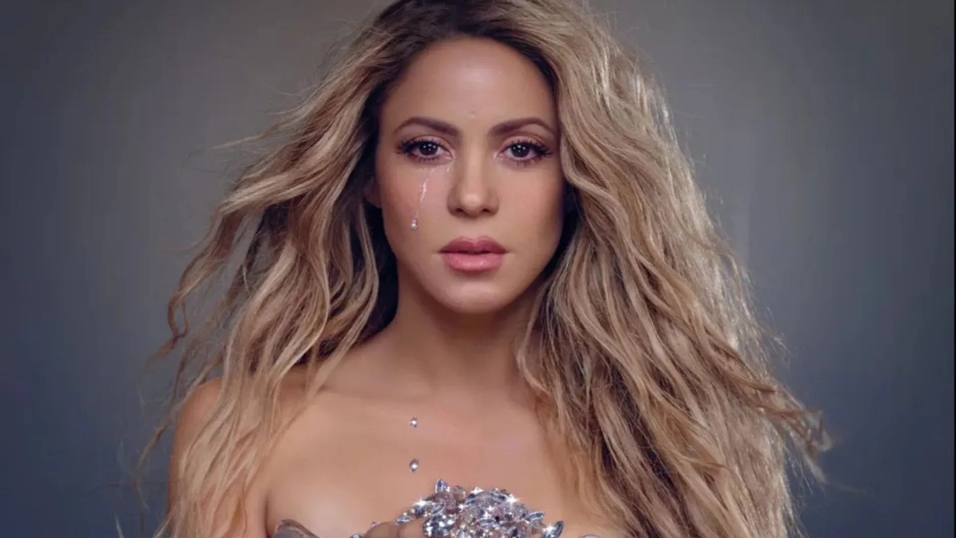 Shakira forced to postpone North American tour due to overwhelming demand; switches from arenas to stadiums