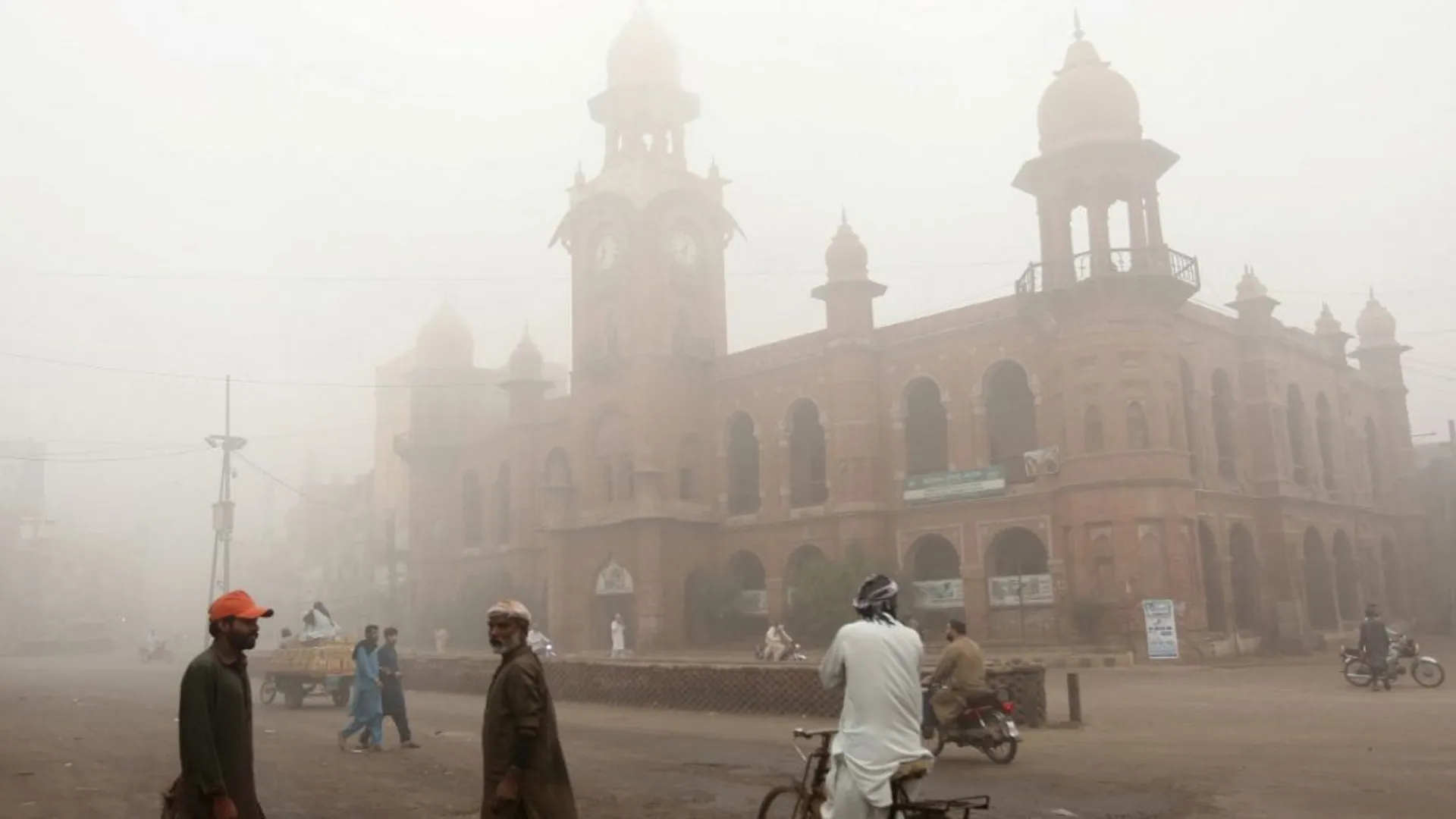 Multan’s AQI remains at 1900 as thick smog blankets Pakistan