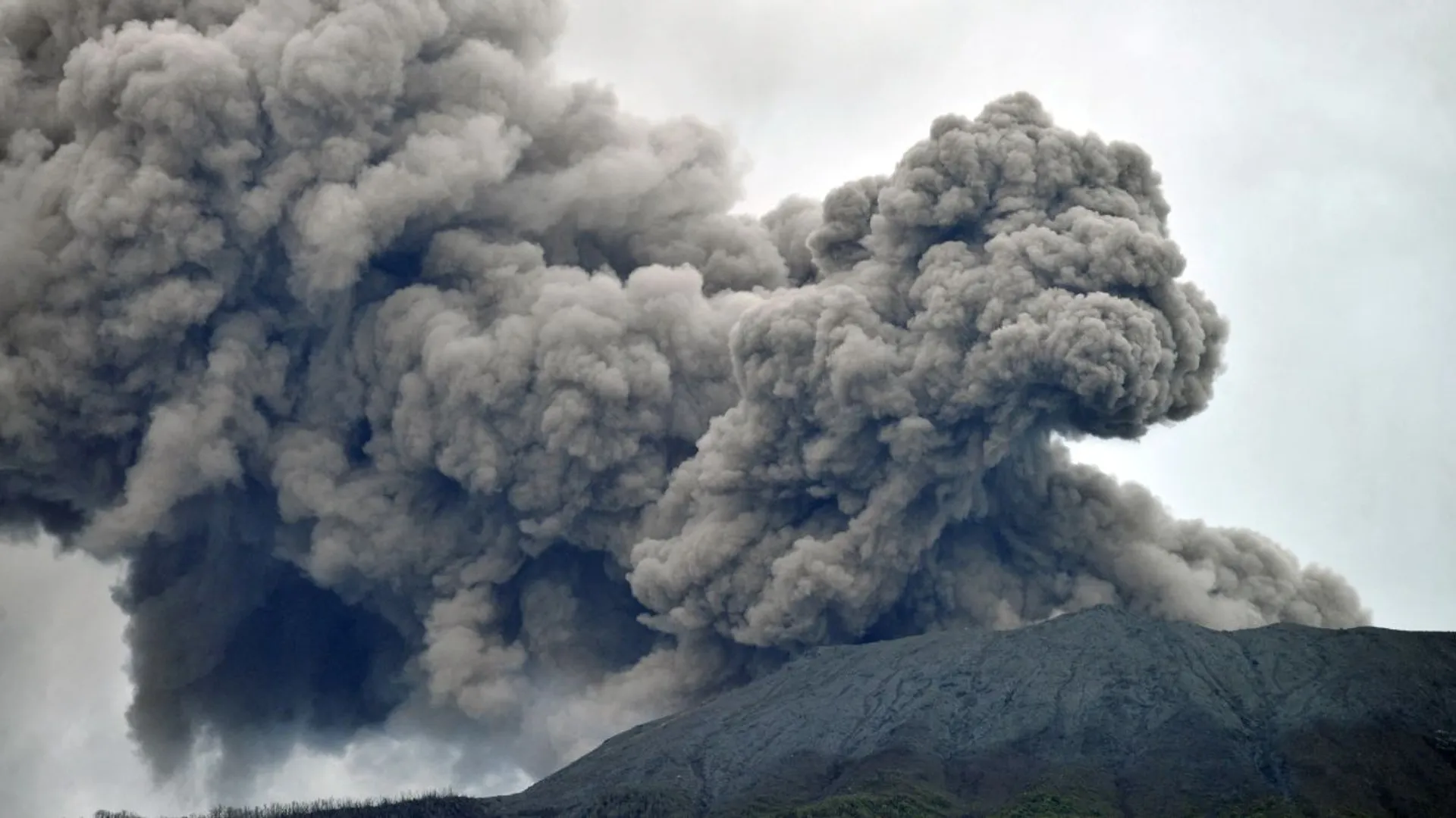 Bali flights cancelled after volcano erupts in Indonesia