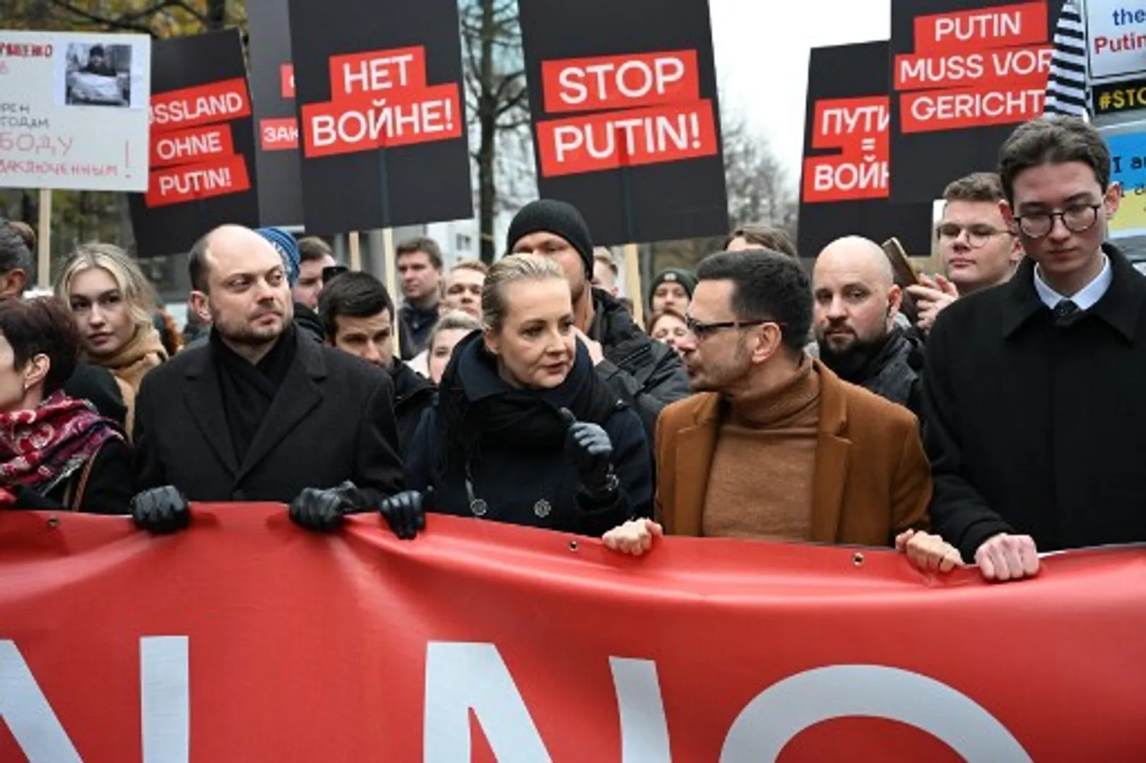 Yulia Navalnaya, exiled Russians in Berlin chant ‘No to Putin!’ in anti-war protest