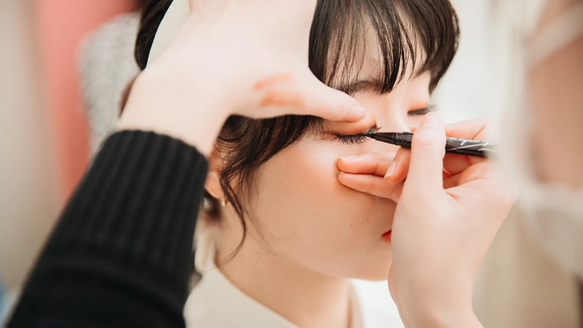 Japan's teens are creating tear-like droplets using hot melted glue in a bizarre make-up trend