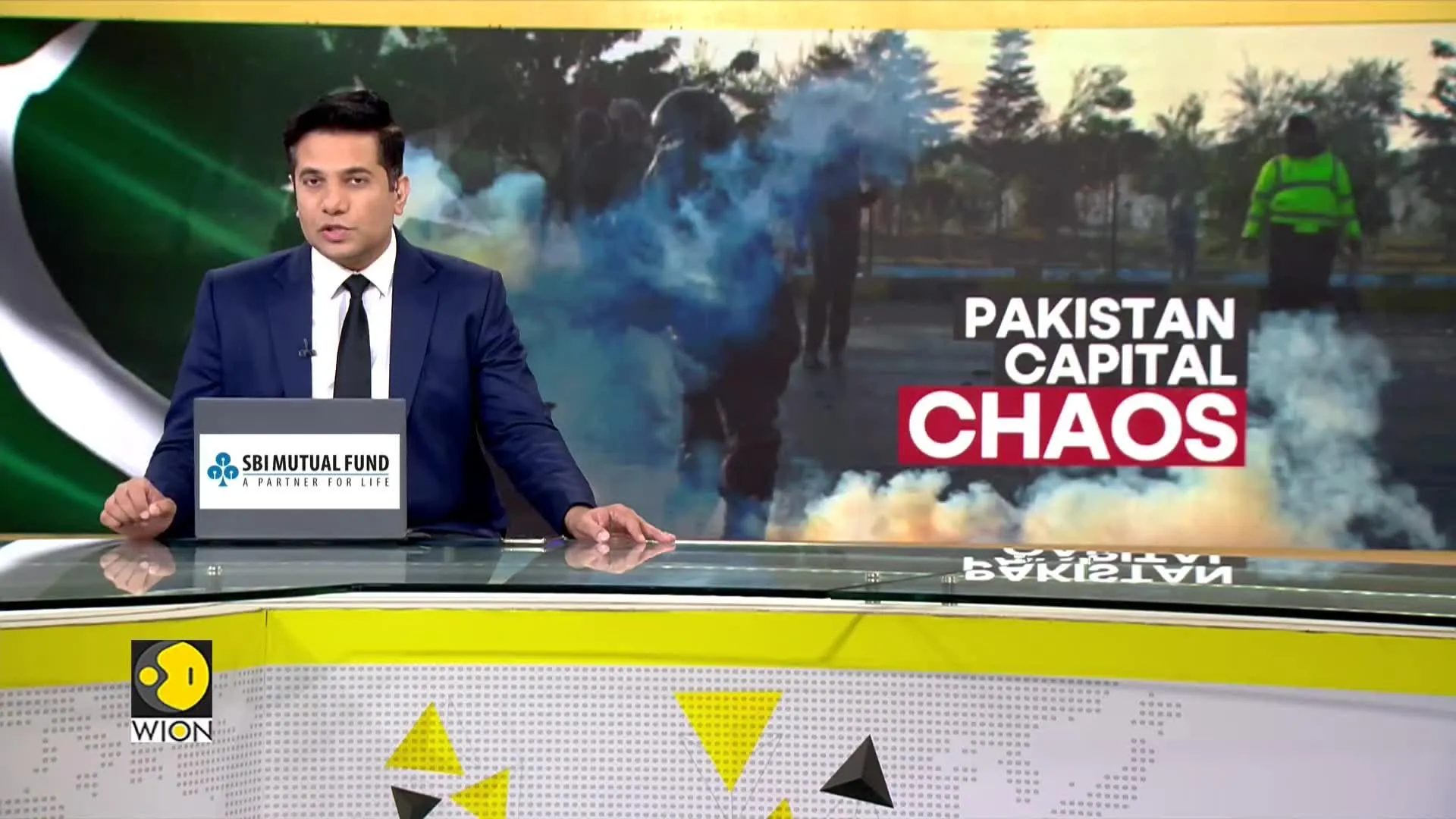 Pakistan: Imran Khan's Supporters Clash With Police as Rally Reaches D-Chowk