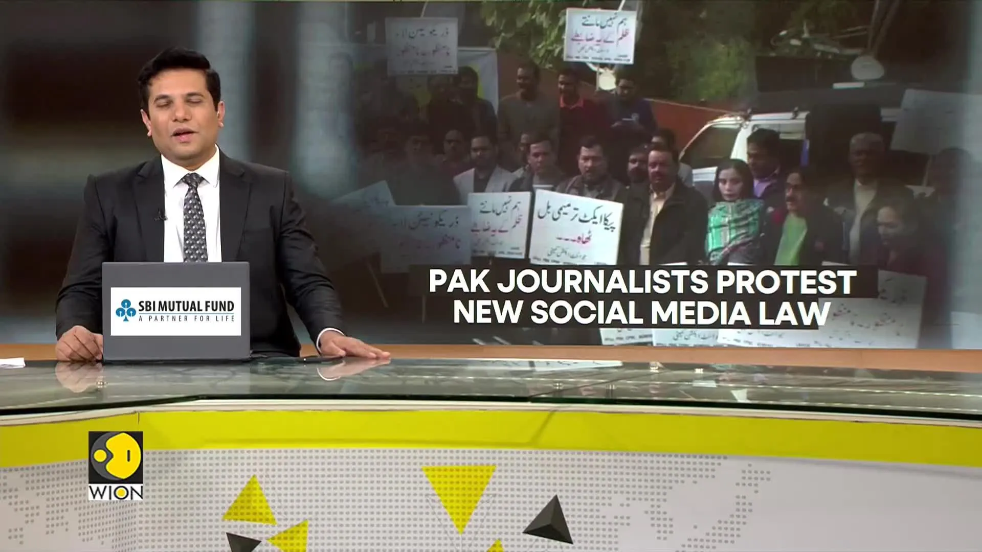 Pakistani journalists protest new social media law 