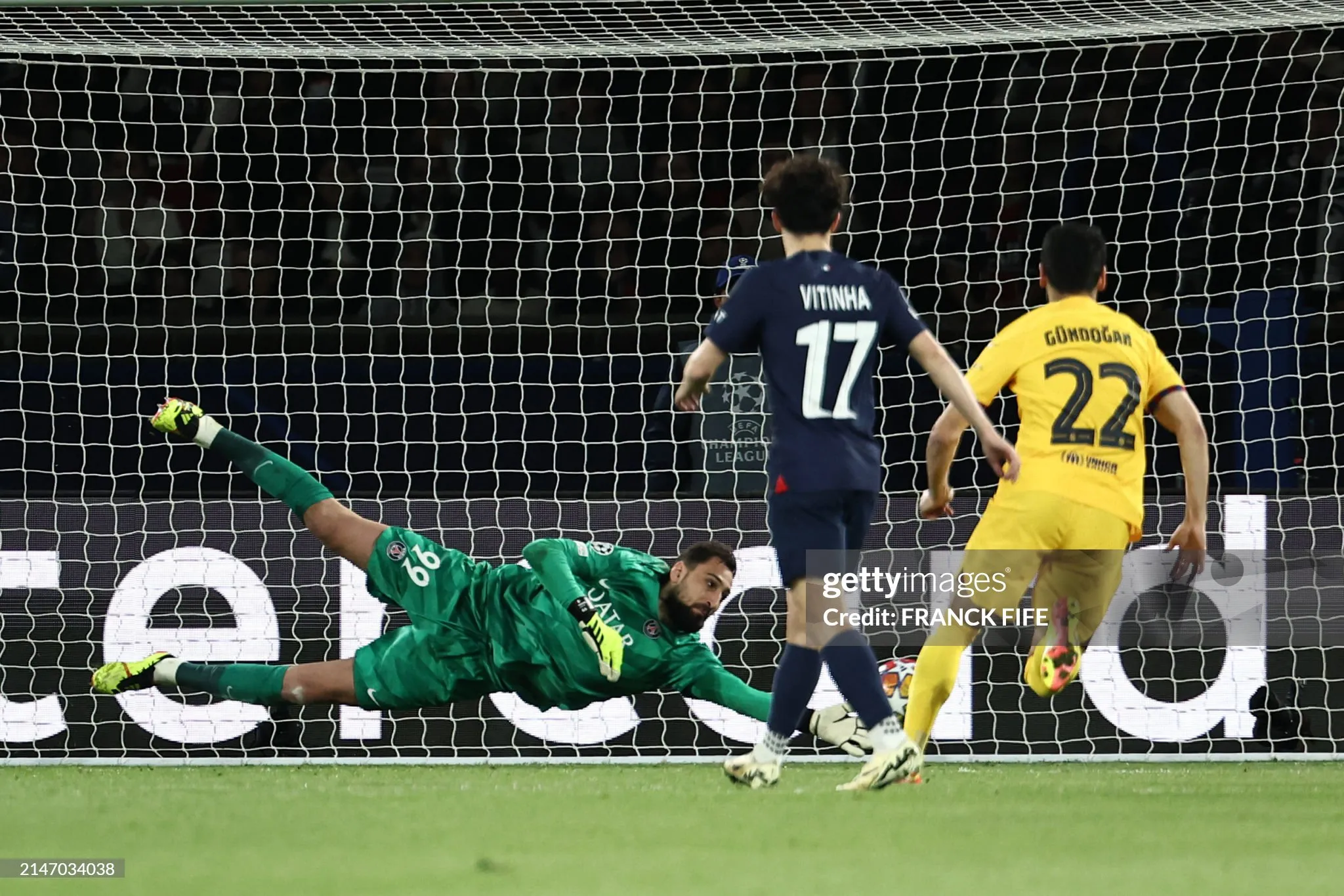 Donnarumma made a good save early in the PSG vs Barcelona match | Sportz Point