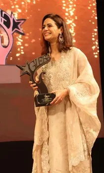 Mona Singh with her GIEBA Most Iconic Actor 2023 Award