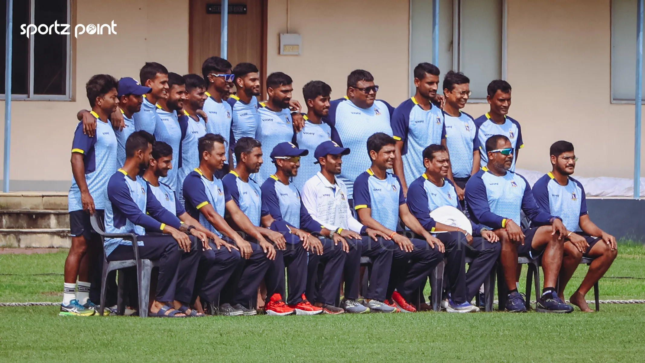 Abhimanyu Easwaran, who will be featuring in his 100th first class match, gets a special signed jersey from the Bengal team - sportzpoint.com