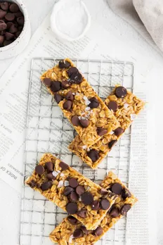 Chewy Chocolate Chip Granola Bars | 10-Minute Recipe | Confetti & Bliss