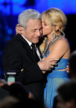 Shakira kissing her dad on the cheek