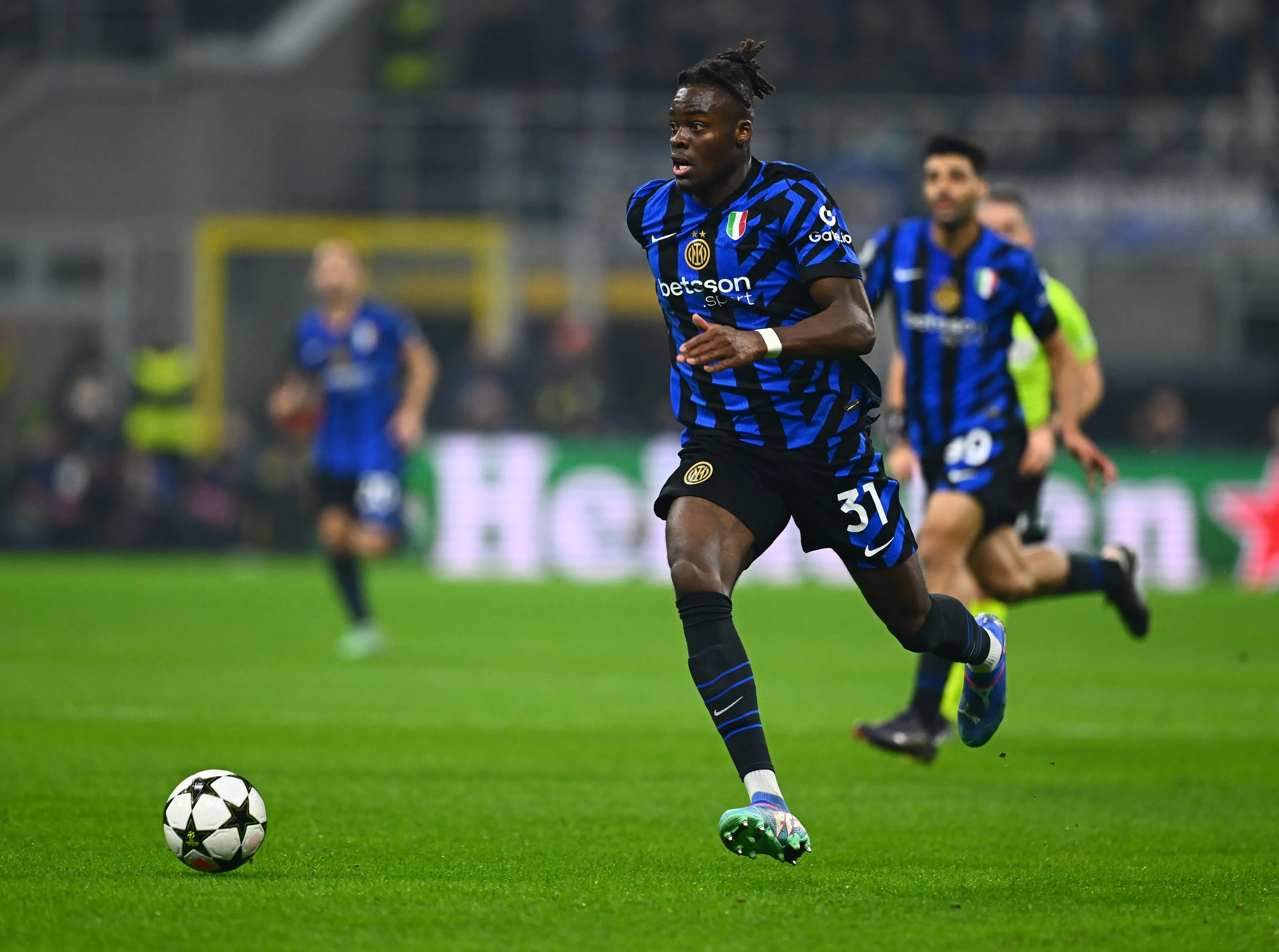 An Inter Milan player with the ball against Arsenal - Sportz Point.com
