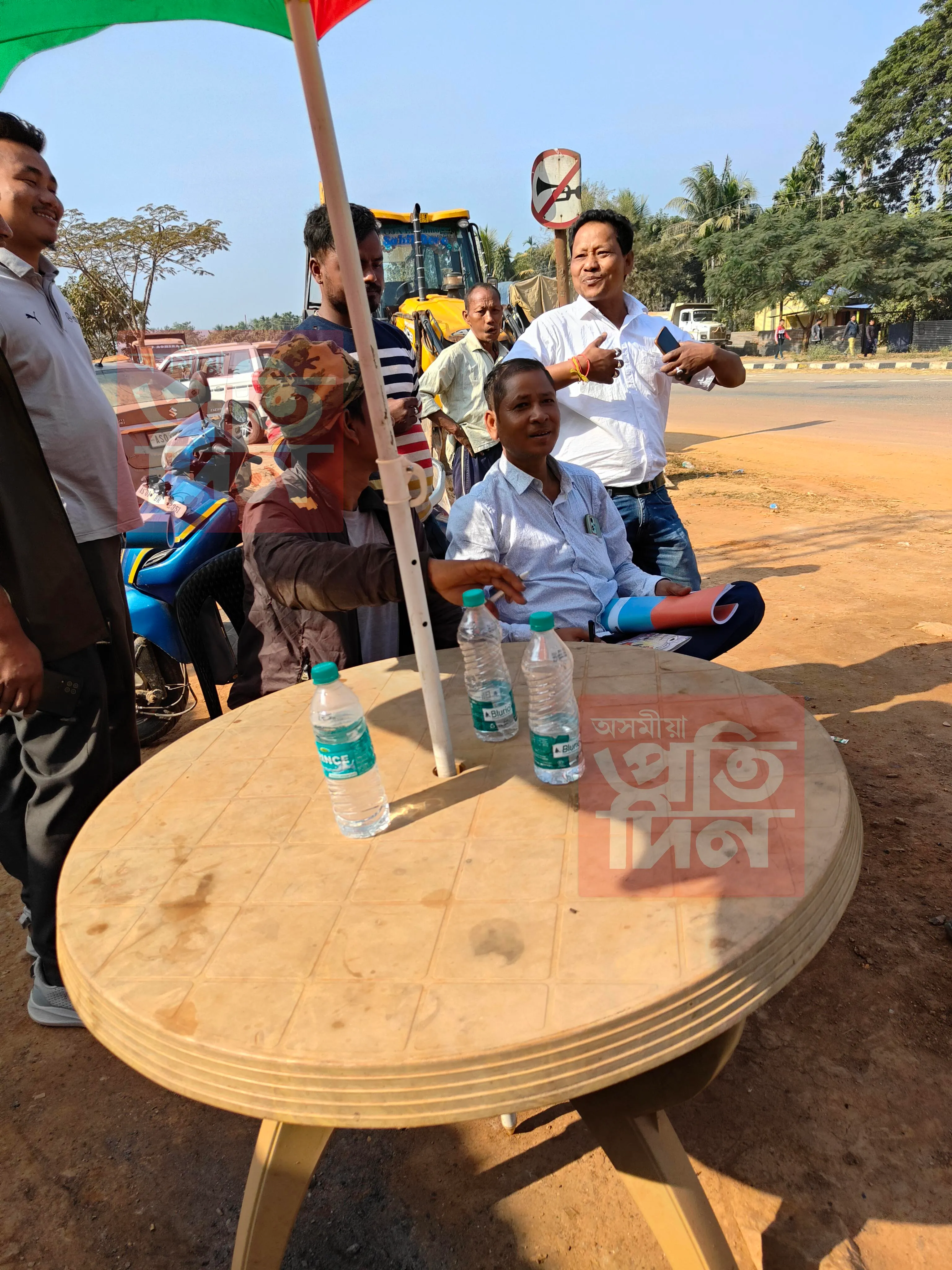 পাহাৰ খননস্থলীত কি কাম এই যুৱকৰ দলৰ?