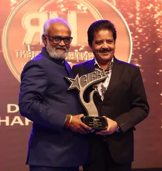 Udit Narayan gets GIEBA Award from Savji Dholakia