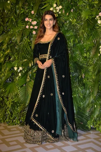 Kriti Sanon Hosted Diwali Party 2022 Bhediya Actress Stole The Show With  Her Green Velvet Look See Pics | दिवाली पार्टी में कुछ ऐसे सज-धज कर पहुंचीं Kriti  Sanon, वेलवेट ग्रीन अनारकली