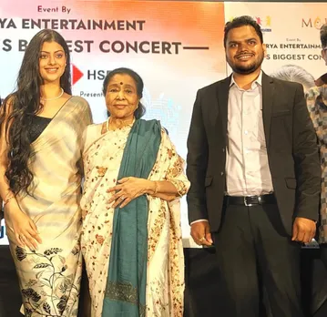 Asha@90 Asha Bhosle (centre) with grand-daughter Zanai and impresario Vishal Gargote
