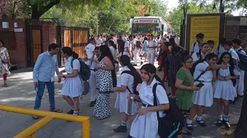 Delhi NCR School Bomb Threat: करीब 100 स्कूलों में मिली बम की धमकी, दिल्ली पुलिस ने कहा-जांच में कुछ भी संदिग्ध नहीं मिला