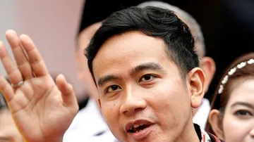 Indonesian VP-Elect Gibran Rakabuming Raka Forcibly Hugged by Resident During Visit