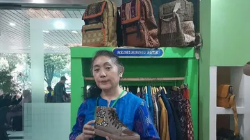 Indonesian Fashion Designer Preserves Traditional Fabrics Through Modern Clothing Line