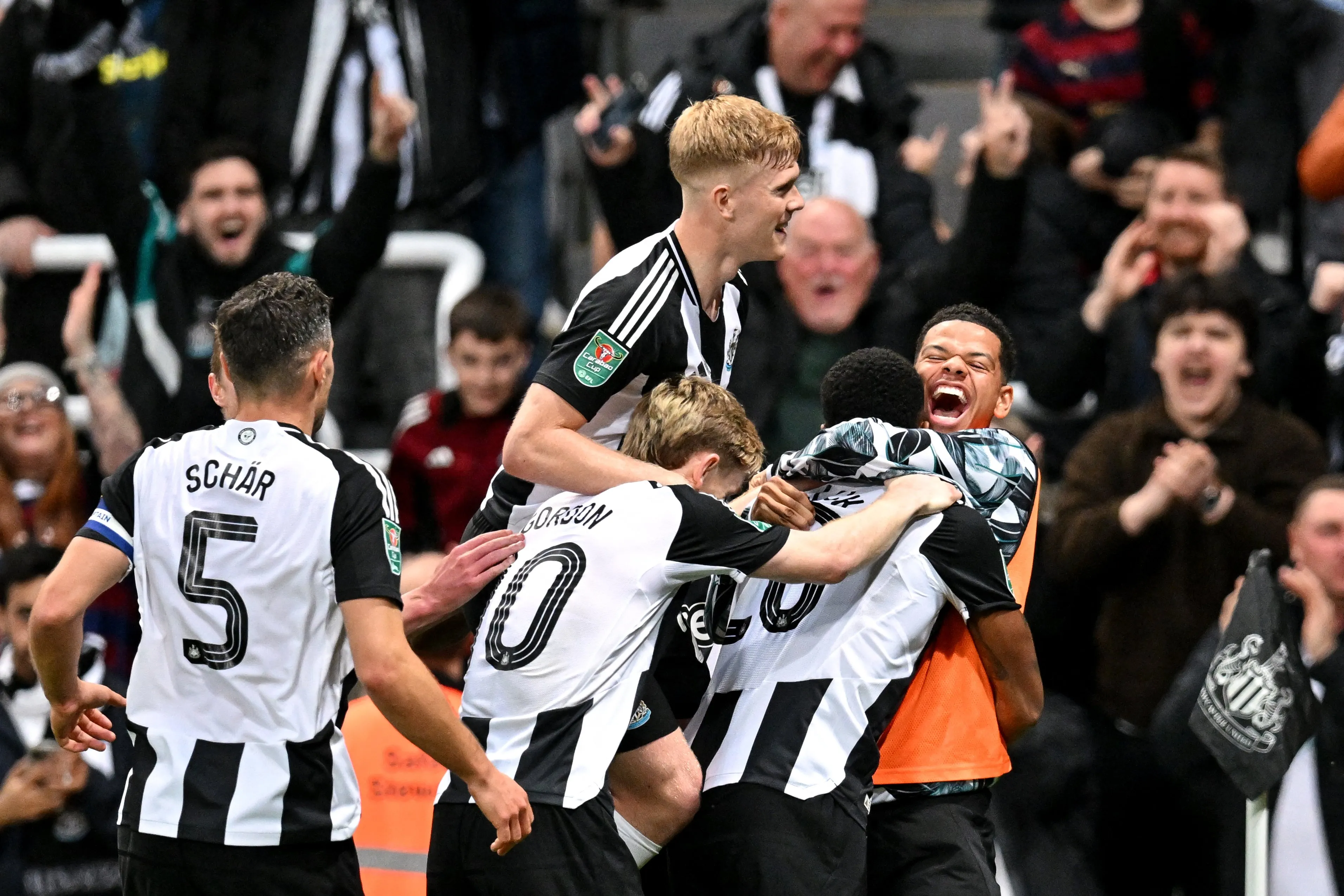Newcastle players celebrate their victory over chelsea in the carabao cup- Sportz Point.com