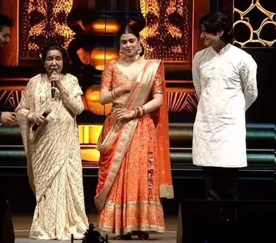 Asha Bhosle, Zanai and Sandeep Singh on stage