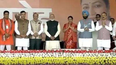 दिल्ली की मुख्यमंत्री रेखा गुप्ता और उनकी कैबिनेट के मंत्री पीएम मोदी के साथ