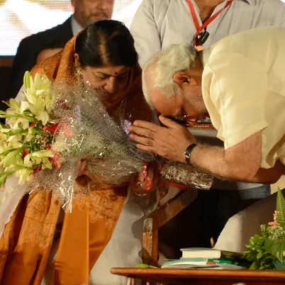 Lata Mangeshkar Awards List: 'भारत रत्न' लता की जिंदगी की सुनहरी कमाई, 7  दशक के कर‍ियर में जीते ये अवॉर्ड्स - Bollywood News AajTak