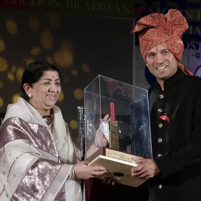 Lata Mangeshkar Awards List: 'भारत रत्न' लता की जिंदगी की सुनहरी कमाई, 7  दशक के कर‍ियर में जीते ये अवॉर्ड्स - Bollywood News AajTak