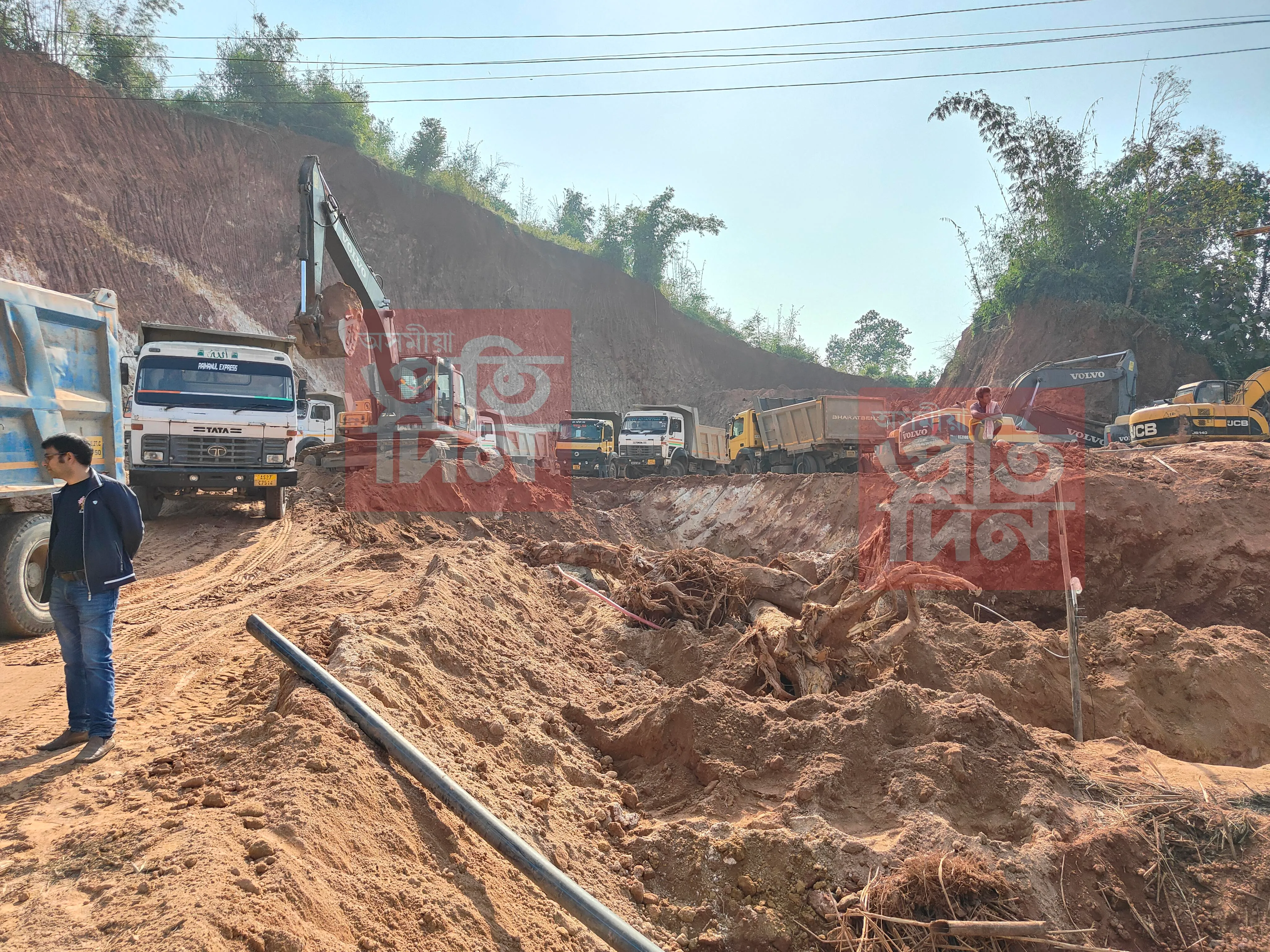 অব্যাহত আছে পাহাৰ খনন