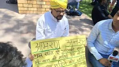 MP Vidhan Sabha Session 2025: विधानसभा के बाहर आमरण अनशन पर बैठे कमलेश्वर  डोडियार, जानें-क्या है मामला | Kamleshwar Dodiyar in MP Vidhan Sabha budget  Session 2025 on hunger strike outside assembly