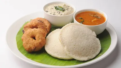 Sambhar Vada or Idli Sambhar know which one is more healthy for breakfast.-  सांभर वड़ा या इडली सांभर, दोनों में से किसी एक को चुनना हो तो क्या है  ज्यादा हेल्दी नाश्ता। |