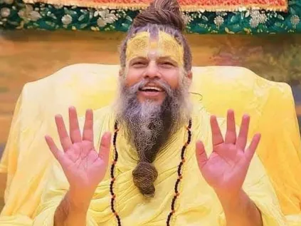 uttar pradesh Mathura vrindavan Sri premananda maharaj AI fake voice ai  fraud case radha keli kunj issues video | संत प्रेमानंद महाराज हुए AI का  शिकार: उनकी आवाज की नकल की गई,