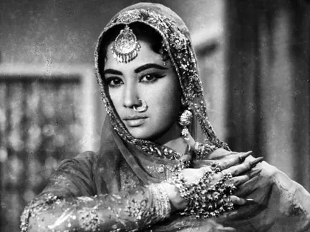 Meena Kumari Death Anniversary Parents Had Left Her An Orphanage Start  Acting At Age Of 4 | Meena Kumari Death Anniversary: पैदा होते ही मीना  कुमारी को अनाथ आश्रम छोड़ आए थे