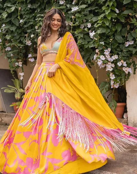 Sita Ramam Actress Mrunal Thakur shared photos in yellow lehenga, fans  started praising the beauty - येलो लहंगे में मृणाल ठाकुर ने शेयर कीं  तस्वीरें, फैंस करने लगे खूबसूरती की तारीफ ...