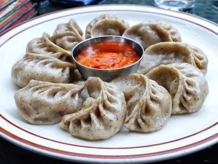 ভিন্ন স্বাদের ফেমাস মোমো -