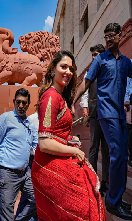 লাল শাড়িতে লাস্যময়ী তামান্না